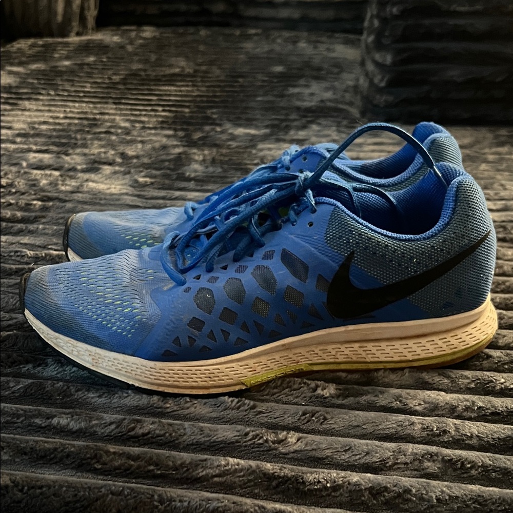 Nike Men's Blue and Black Athletic Shoes, worn but still useful. Nike Running.
